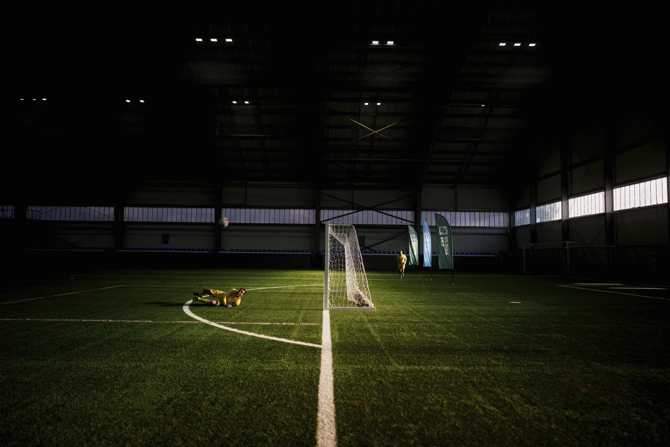 Гра футболіста ФК «Покрова-2» під час гри «Футболіст ФК «Покрова-2» під час першого в Україні футбольного турніру для поранених ампутантів у Києві, Україна, 11 січня 2025 року